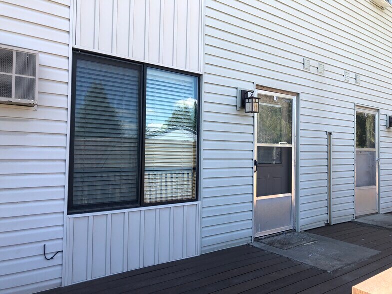 Building Photo - 600 SW Crestview St