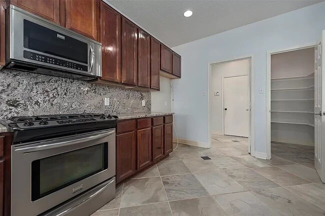 Kitchen with stainless steel appliances - 4903 Ibis Lake Ct