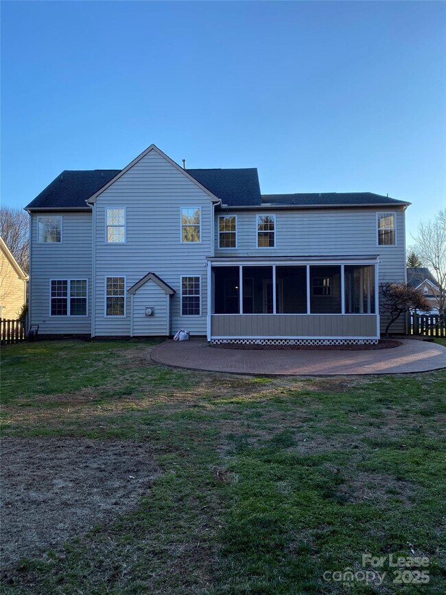Building Photo - 605 Queenswater Ln