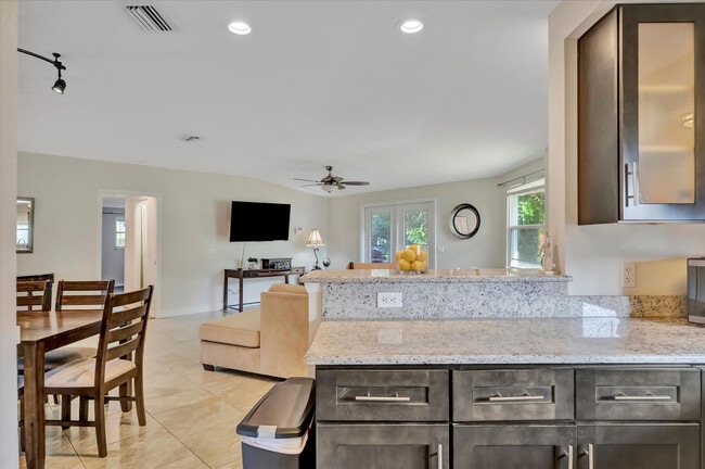 Building Photo - 2529 Croton Ave