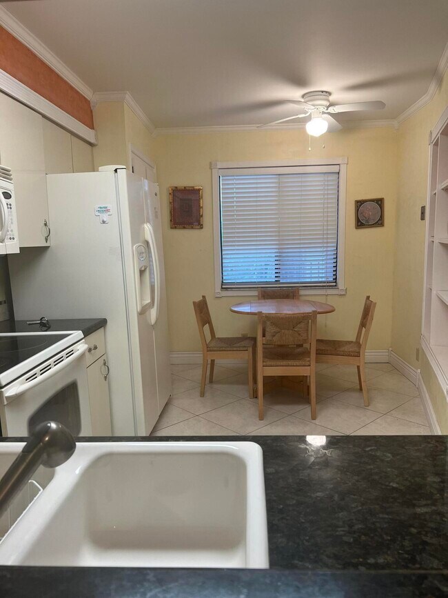 Building Photo - 14475 Strathmore Ln