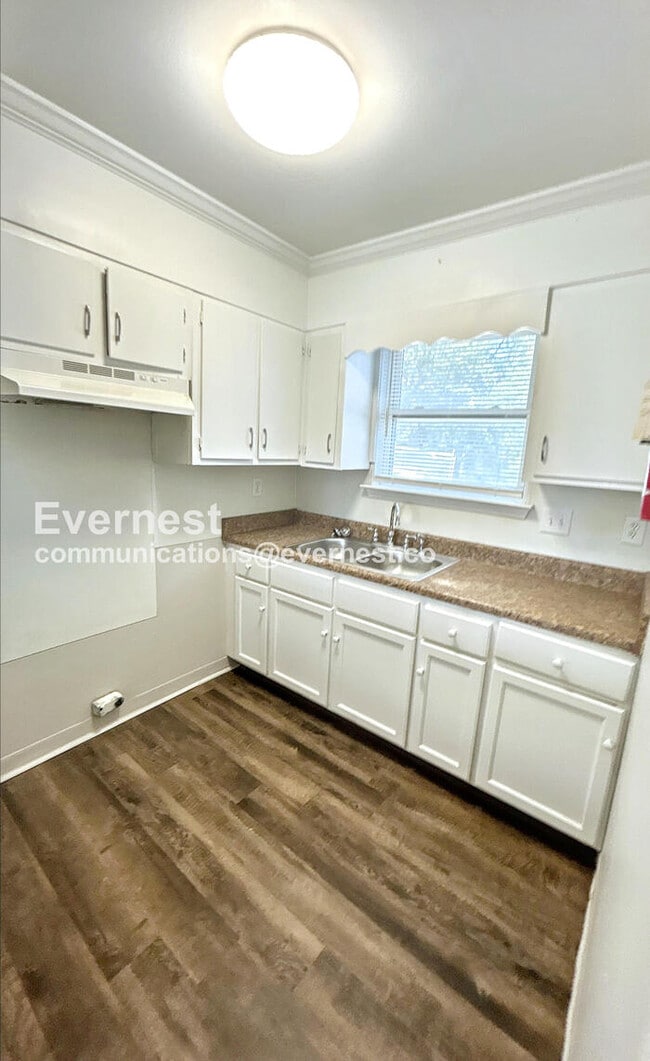 Building Photo - 1512 11th Ave N