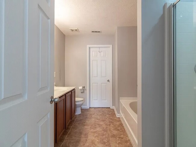 Building Photo - Beautiful 3BR TownHome