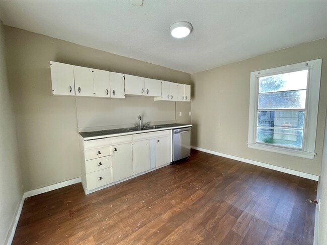 Building Photo - 326 Circle Way St