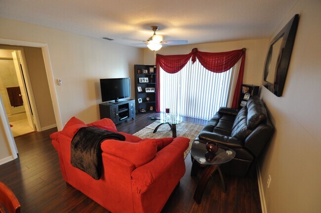 Building Photo - Charming 2-Bedroom Condo in Scenic Winter ...