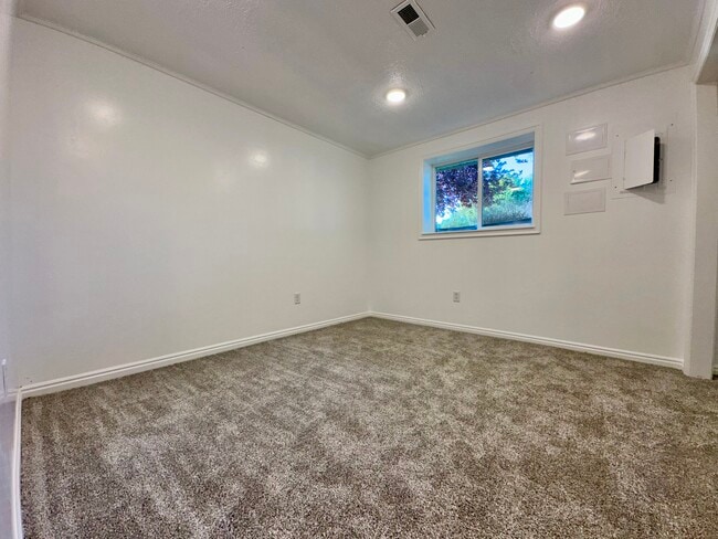 Building Photo - 45 River Cir Dr