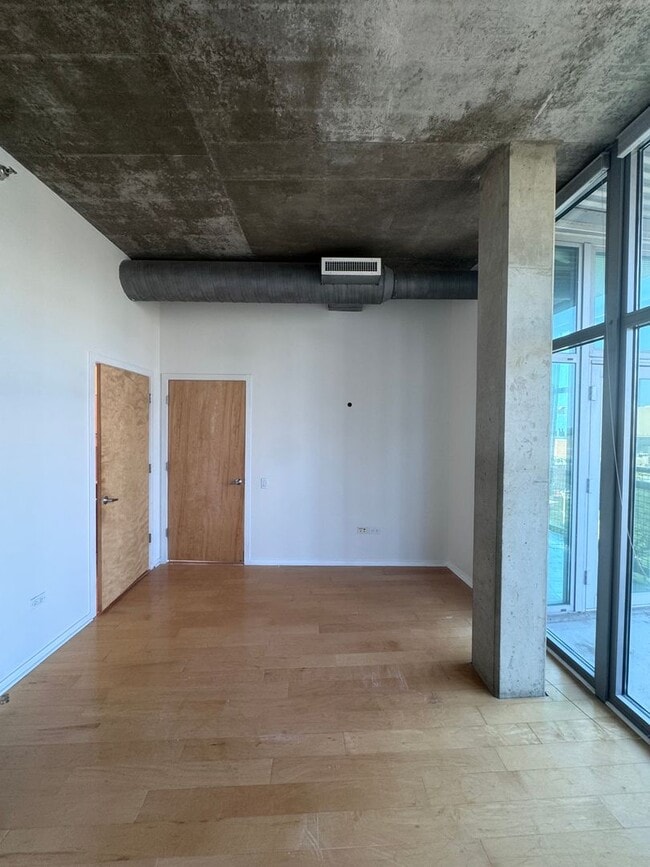 Building Photo - Luxury Living by the Lake | 2BR/2BA Condo in Uptown Chicago - Available August 1st!