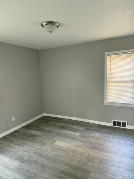 Building Photo - 15018 Seymour St