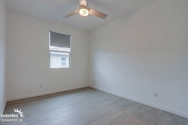 Building Photo - Stunning 3Bdm 2.5Ba Townhouse in Gated Com...