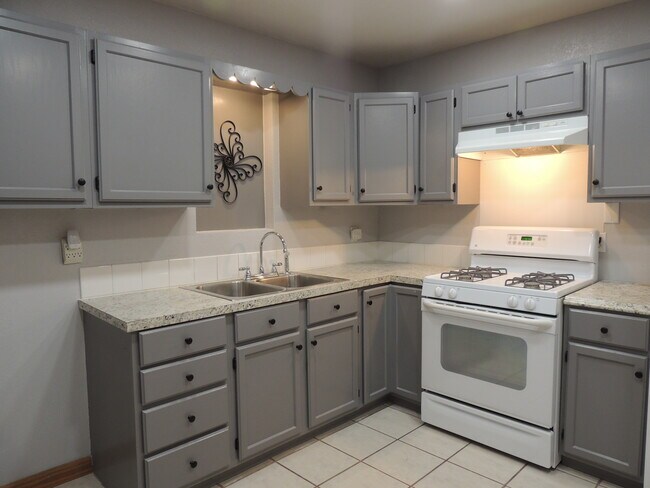 Kitchen - 910 Perry Ln