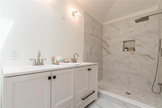 Building Photo - 4523 Runnemede Rd NW