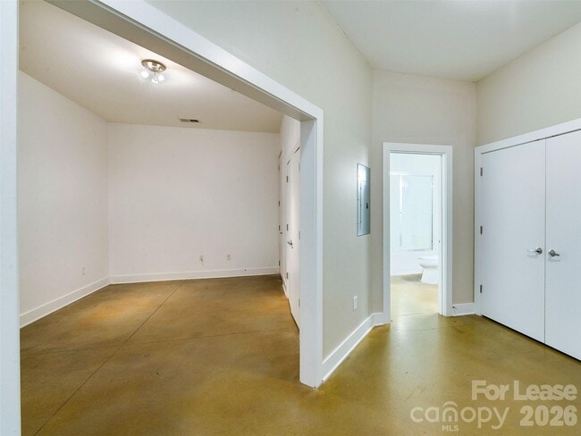 Building Photo - 927 Westmere Ave