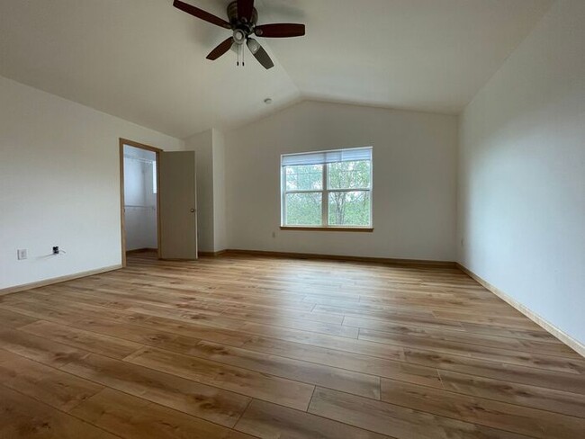 Building Photo - $1,950 | 3 Bedroom, 3 Bathroom TOWNHOME | ...