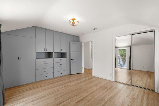 Building Photo - This beautifully updated 4-Bed, 2-Bath Hom...