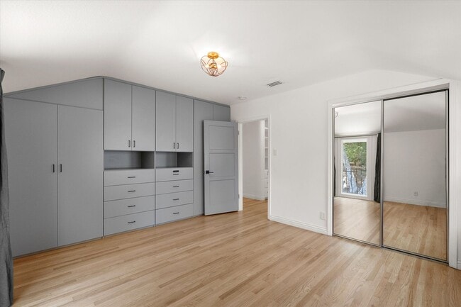 Building Photo - This beautifully updated 4-Bed, 2-Bath Home in Glenoaks Canyon is now available!