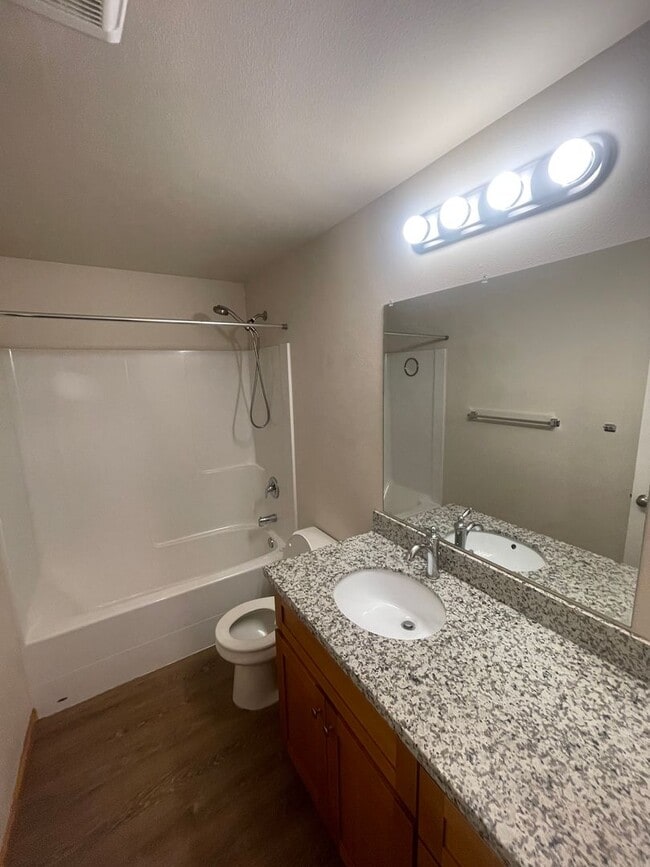 Building Photo - 2 Bedroom in Lebanon with Garage and backy...