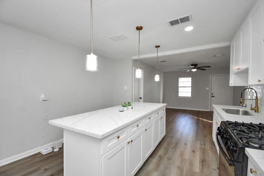 Building Photo - 428 De Haven St