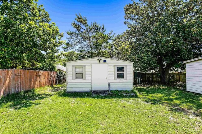 Building Photo - 394 Rosewood Dr