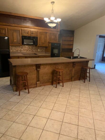 Building Photo - 8852 Rue Helena St NE