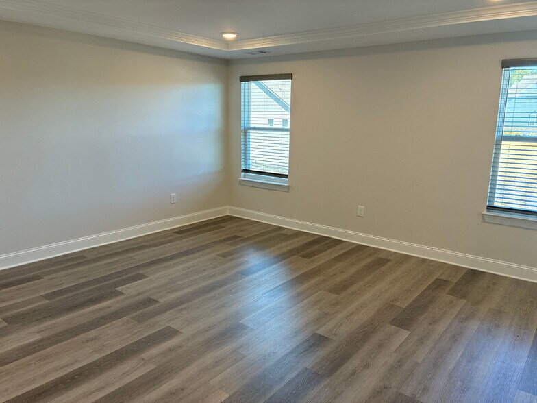 Building Photo - Room in House on Benjamin Dr