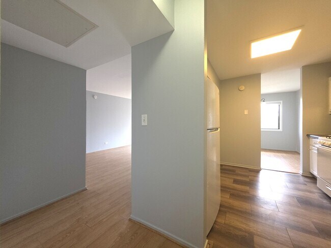 Building Photo - 2000 Bayside Dr