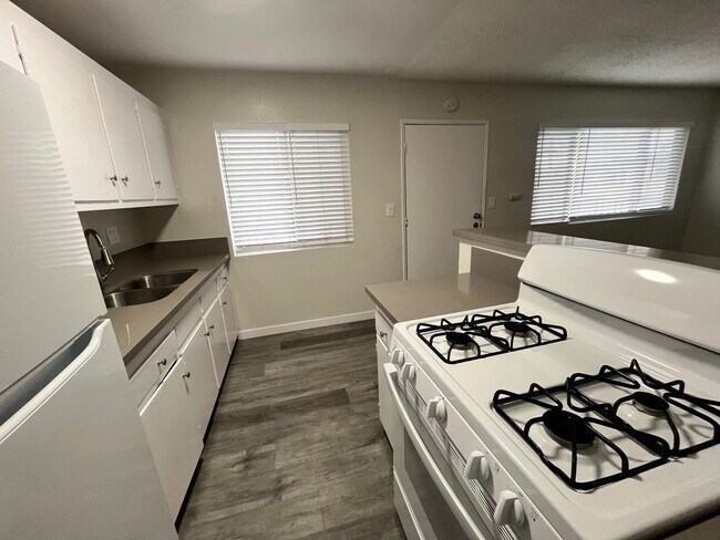 Building Photo - MOVE IN SPECIAL*$500 OFF 2ND MONTHS RENT*SPACIOUS 2 BEDROOM 1 BATH UPSTAIRS WITH 1 SHARED PARKING...