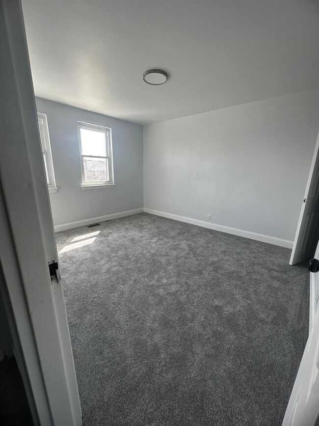Building Photo - Beautiful newly renovated home in the Midd...