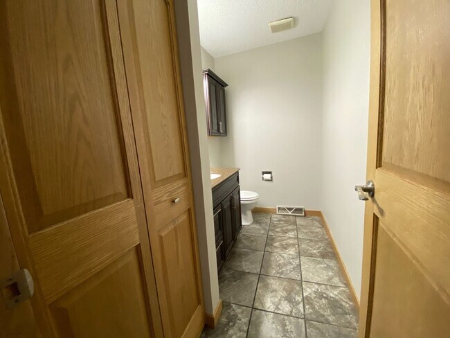 Building Photo - 4 Bedroom Townhome by Moorhead High School!