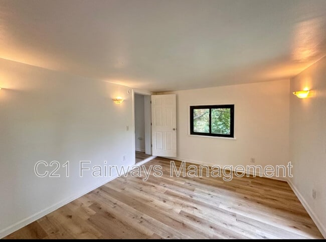 Building Photo - 10318 Lindberg Ave