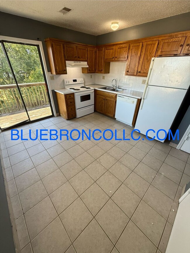 Building Photo - Cute 2 bedroom 1 bathroom home with 1 car garage