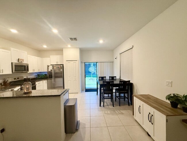 Building Photo - Bryant Square 2/2.5 1 car garage