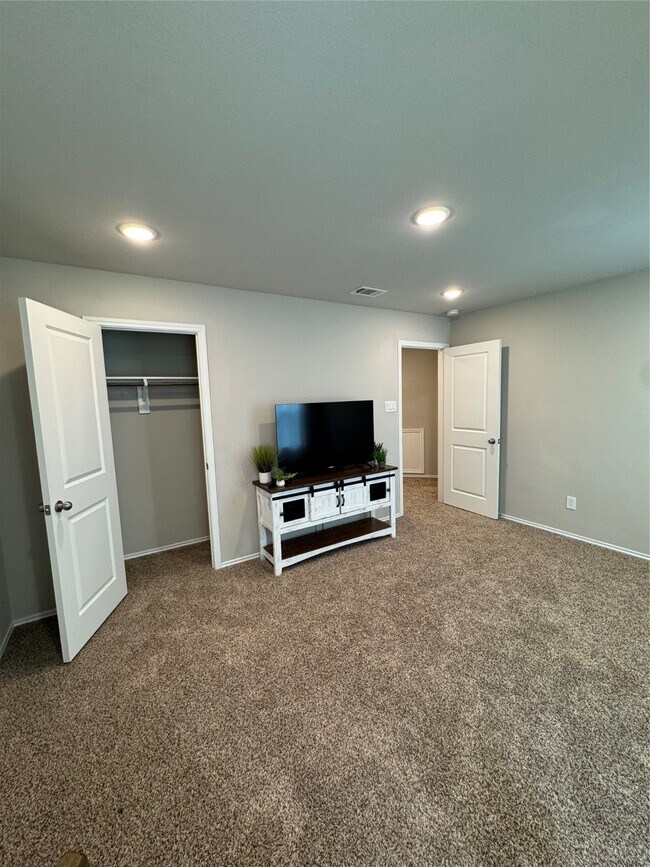 Building Photo - 710 Crystal River