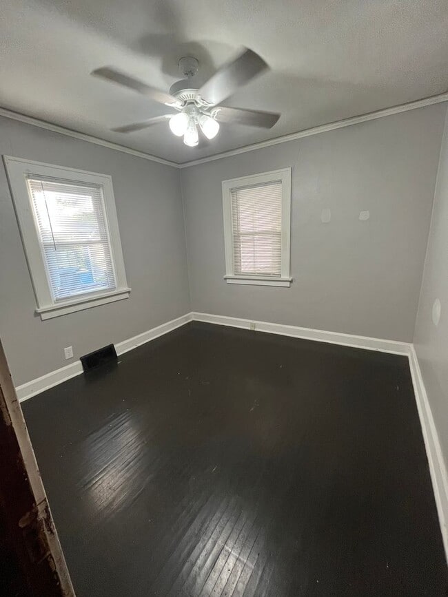 Building Photo - 2 bedroom home with garage available in Rockford