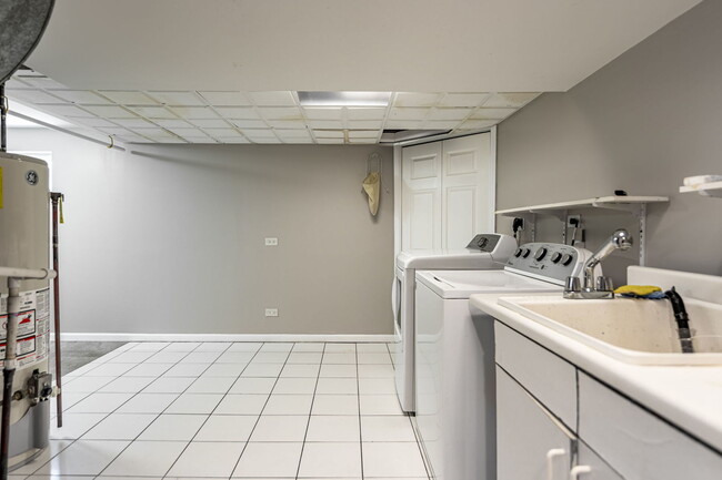 Building Photo - 1105 E Alder Ln