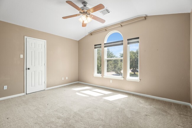 Building Photo - 5817 Vineyard Hill Dr