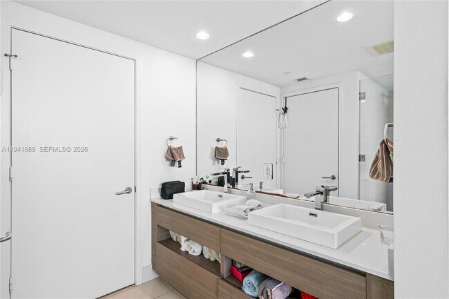 Building Photo - 460 NE 28th St