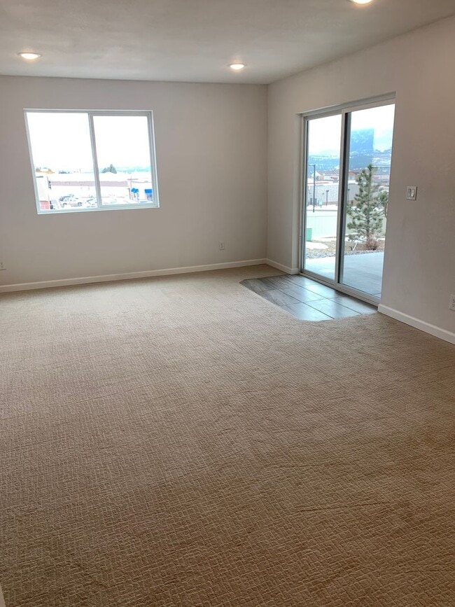 Building Photo - Beautiful Townhome In Monument With Two Ma...