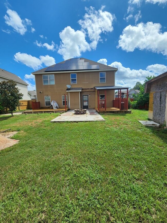 Building Photo - LOVELY TWO STORY W/ 5 BEDS, 3 FULL BATHS. ...
