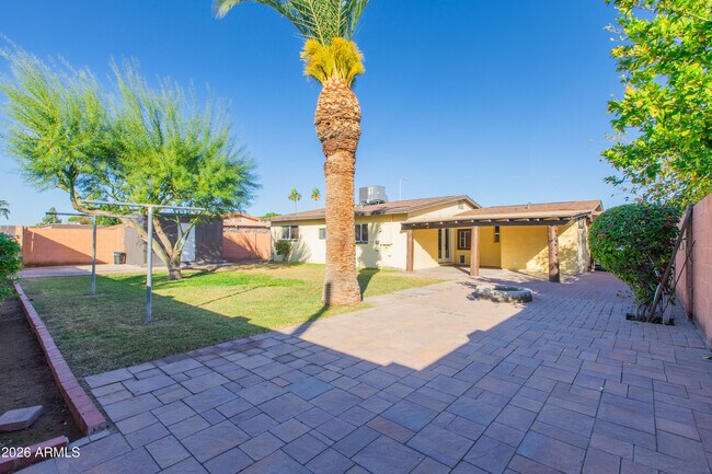 Building Photo - 1813 E Ellis Dr