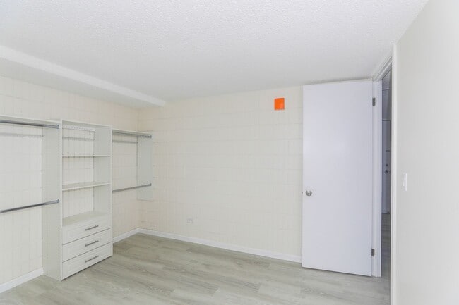 Building Photo - Sunset Lakeview - Fully renovated 3 bedroom, 2 bath on lower floor comes with tandem parking for ...