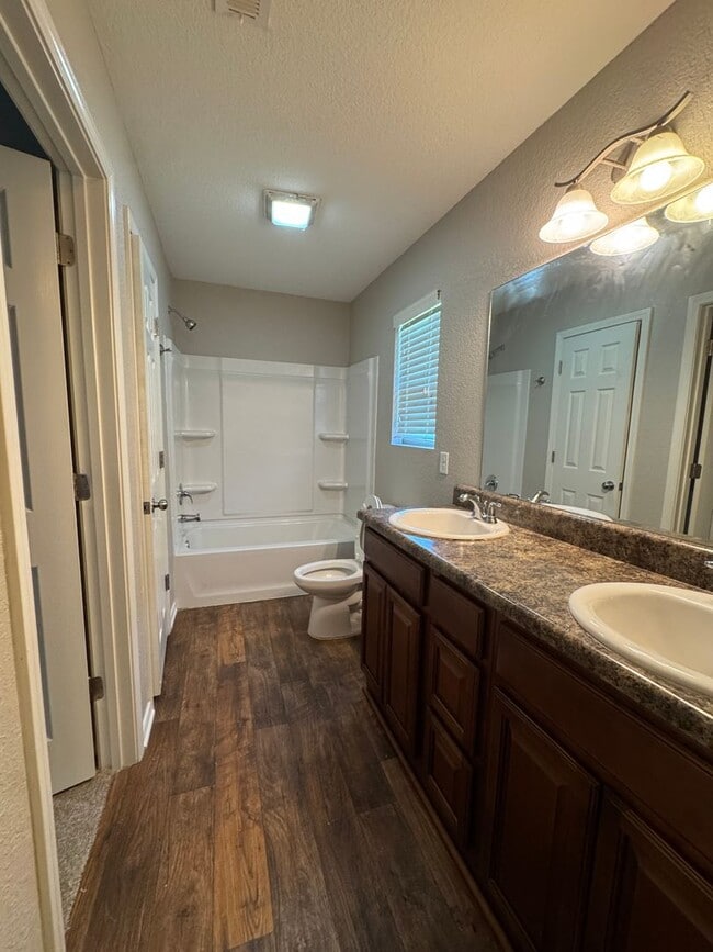 Building Photo - 4 Bed / 2 Bath Ready for move in!