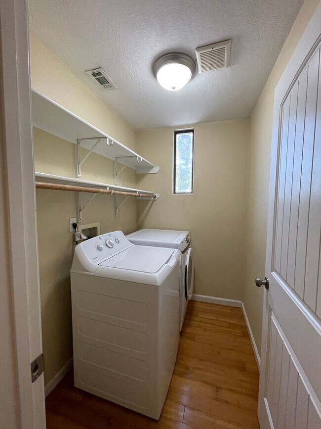 Building Photo - 7bed/6.5bath + 3 car garage and carport