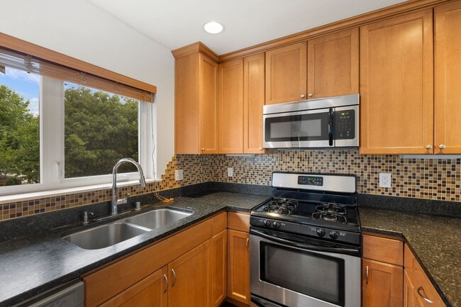 Building Photo - West Seattle - Large Bright 2 Bedroom 1.75 bath Delridge Townhouse