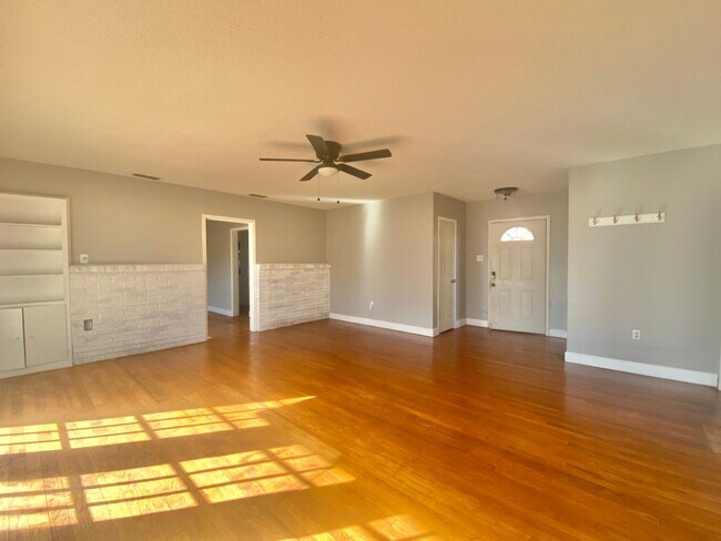 Building Photo - 2205 28th St