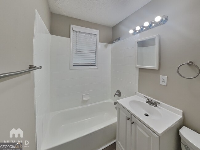 Building Photo - 406 Blair Villa Dr SE