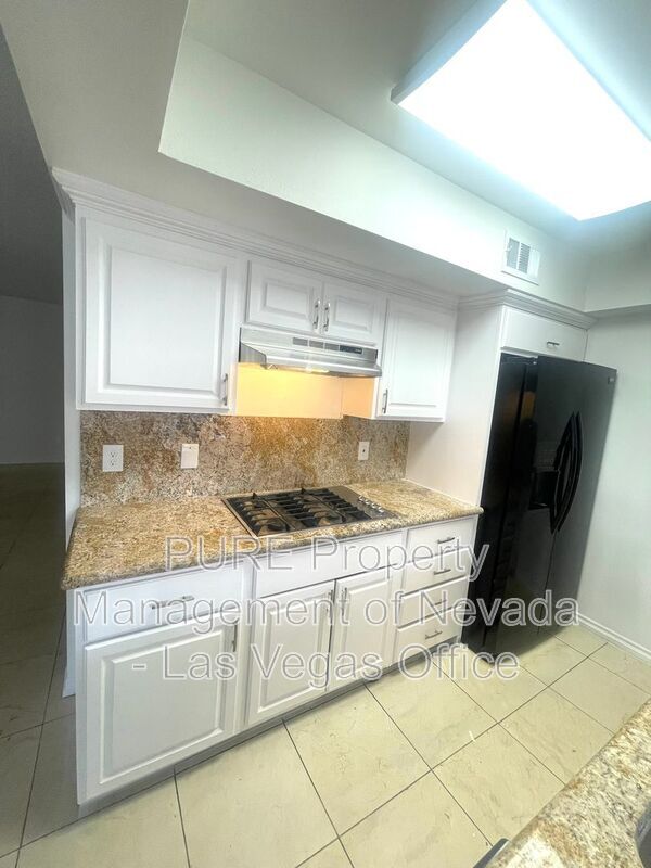 Building Photo - 1405 E Vegas Valley Dr