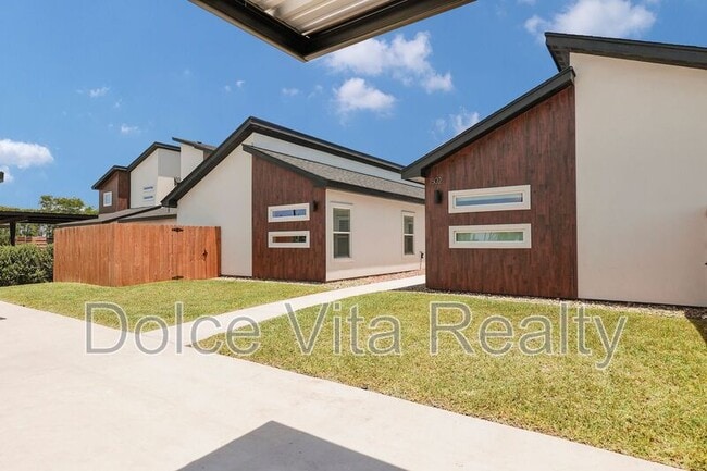 Building Photo - 1502 W Platinum Dr