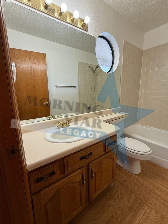 Building Photo - Move-in Special! Charming Home with Mountain Views!