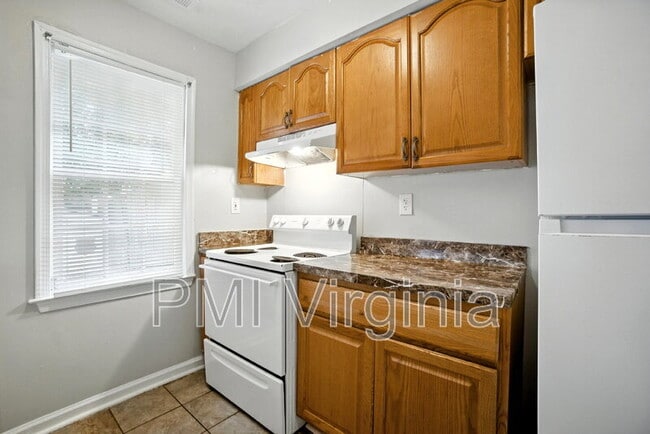 Building Photo - 1077 Commonwealth Pl