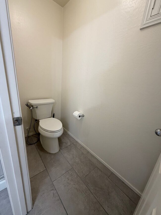 Building Photo - 3 bedroom 3 bath Home